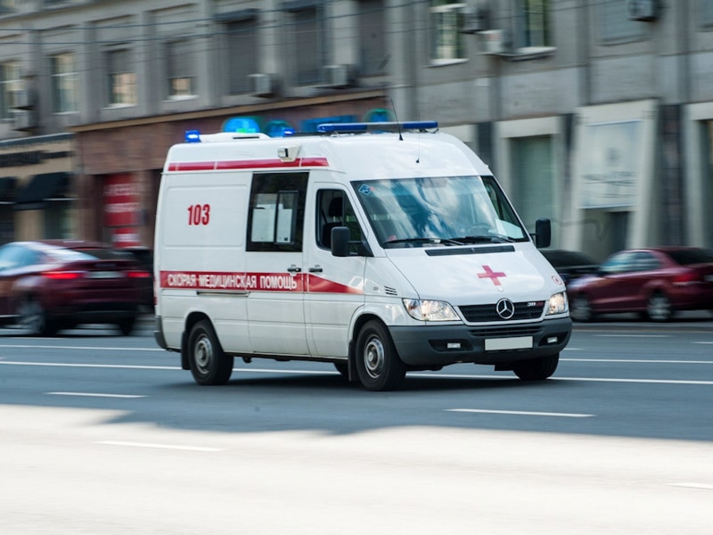 Девушку с колото-резаным ранением шеи нашли на северо-западе Москвы